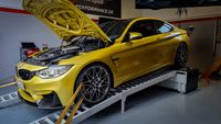 Goldener BMW M4 auf dem Motorenprüftstand