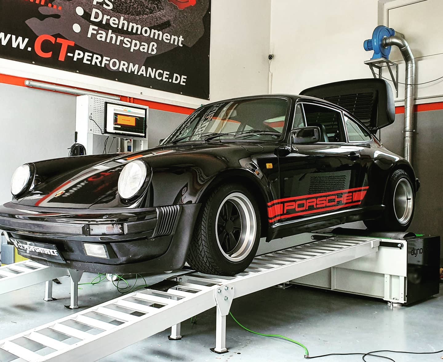 Porsche auf dem Rollenprüfstand bei CT Performance