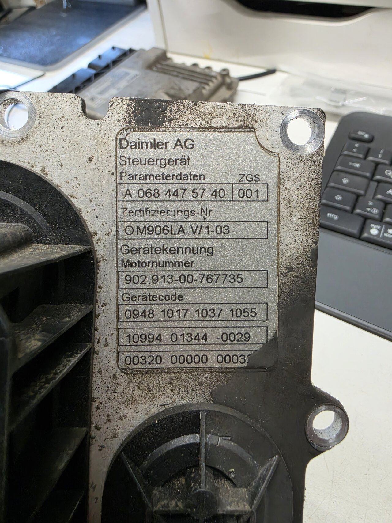 Placa Daimler del TEMIC PLD con datos de parámetros A 068 447 57 40 y OM906LA